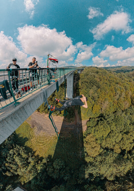 Bungee jumping - skok z mostu